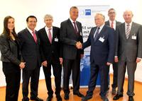 Eröffnung der IHK-Außenstelle in Wertheim (von links): IHK-Hauptgeschäftsführerin Elke Döring, Prof. Reinhart Wolfang (MdL), Dr. Ulrich Derpa (Erster Landesbeamter Main-Tauber-Kreis), Wertheims Oberbürgermeister Stefan Mikulicz, IHK-Präsident Prof. Dr. Dr. h. c. Harald Unkelbach, Christof Geiger, Leiter der IHK Ge-schäftsstelle Bad Mergentheim/IHK-Außenstelle Wertheim und Hubert Sauter, Geschäftsführer alfi GmbH, Foto: IHK Eröffnung der IHK-Außenstelle in Wertheim (von links): IHK-Hauptgeschäftsführerin Elke Döring, Prof. Reinhart Wolfang (MdL), Dr. Ulrich Derpa (Erster Landesbeamter Main-Tauber-Kreis), Wertheims Oberbürgermeister Stefan Mikulicz, IHK-Präsident Prof. Dr. Dr. h. c. Harald Unkelbach, Christof Geiger, Leiter der IHK Ge-schäftsstelle Bad Mergentheim/IHK-Außenstelle Wertheim und Hubert Sauter, Geschäftsführer alfi GmbH, Foto: IHK