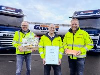 Für seine 40-jährige Treue wurde Peter Borgmann (Mitte) in einer kleinen Feierstunde von den GREIWING-Geschäftsführern Roland (links) und Jürgen (rechts) Greiwing geehrt.  (Foto: GREIWING)