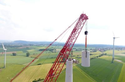 Stück für Stück wird hier der Turm zerlegt. Auch Rotorblätter, Gondel und Fundament werden einzeln zurückgebaut und verwertet. Viele Bestandteile lassen sich recyceln. (Foto: Hagedorn Abbruchservice GmbH)
