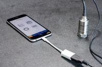 Das iPhone als Profi-Equipment zur Schwingungsmessung bis 8000 Hz: Die Verbindung der ACE App VibroChecker PRO mit dem externen Sensor Digiducer 333D01 macht's möglich (Bildnachweis: ACE Stoßdämpfer GmbH)