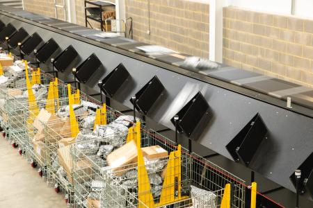 Skynet steigert Paketdurchsatz mit Quergurtsorter von Interroll