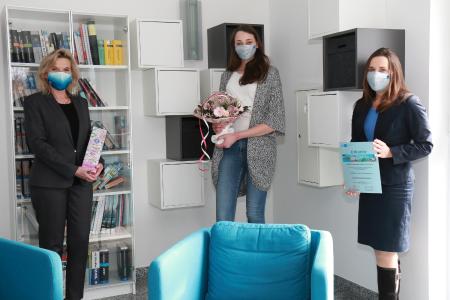 Glückwunsch und Präsentübergabe (v.l.n.r.): Anke Höfer (CEO), Vanessa Tomaszewski und Sabine Cox (Leiterin Personal) / Foto: CONET