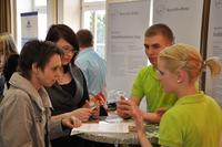 Die Jugendlichen konnten sich an über 40 Informationsständen über ihre Wunsch-Ausbildungsberufe informieren. Foto: IHK Magdeburg 