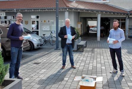 Mundschutz Übergabe im Freien.
Von links nach rechts: Daniel Eitzeroth, Gregor Sommer und Marius Nickolai