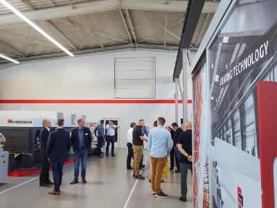 Bei den Coating Competence Days am Grenzebach-Hauptsitz in Hamlar, Bayern, unternahmen Fachbesucher aus der ganzen Welt eine zweitägige Reise in Sachen Glasbeschichtung in Gegenwart und Zukunft