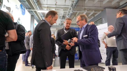 Im Versuchszentrum von MAPAL informierten sich die Teilnehmer des MAPAL Dialogs über die Neuheiten des Präzisionswerkzeugherstellers