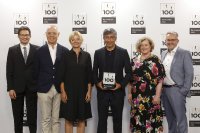 Der Vorstandsvorsitzende der Peter Huber Kältemaschinenbau AG, Daniel Huber (ganz rechts), nahm in der Jahrhunderthalle in Frankfurt am Main die TOP100 Siegertrophäe von Wettbewerbsmentor Ranga Yogeshwar entgegen (Dritter von rechts). Weitere Huber-Mitarbeiter*innen aus verschiedenen Unternehmensbereichen begleiteten Daniel Huber zur Preisverleihung.Bildnachweis: KD Busch/compamedia