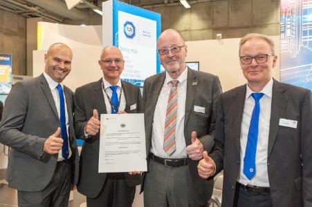 Übergabe der Urkunde auf der InnoTrans in Berlin (v.l.n.r.): Dr. Tobias Ständer, Leiter der bestimmten Stelle, TÜV SÜD Rail GmbH, Alfred Beer, Business Line Manager Rolling Stock, TÜV SÜD Rail GmbH, Dr. Andreas Thomasch, Vizepräsident Eisenbahnbundesamt, und Klaus-Michael Bosch, Geschäftsführer, TÜV SÜD Rail GmbH
