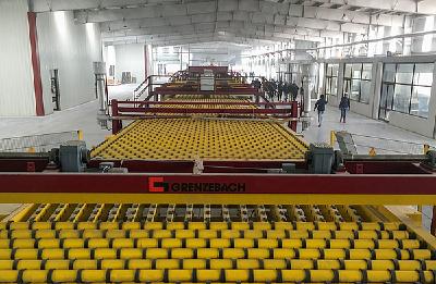 Mit einer Länge von ca. 190 Meter bildet die Cold End-Anlage von Grenzebach den Abschluss der neuen Floatglas-Produktionslinie von Gold Glass. Das Bild zeigt den Hauptlinienverlauf Richtung Endlosbereich