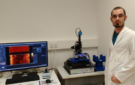 Christian Halbig, Doktorand in der Gruppe von Professor Eigler an der FU-Berlin, mit dem JPK NanoWizard® ULTRA Speed Rasterkraftmikroskop