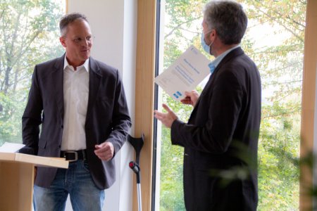 Dr. Tim Karg, Geschäftsführer der Tübinger Karg und Petersen Agentur für Kommunikation GmbH, (links) und der Tübinger Oberbürgermeister Boris Palmer bei der Übergabe der Auszeichnung als Blaue-Sterne-Betrieb. // Verwendung der Medien nur im Zusammenhang mit Berichterstattung über die Karg und Petersen Agentur für Kommunikation GmbH zulässig.