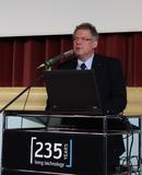 Rainer Kurtz, Vorsitzender der Geschäftsführung der Kurtz Holding GmbH & Co. Beteiligungs KG, berichtet auf der Betriebsversammlung der Kurtz GmbH über das abgelaufene Geschäftsjahr 2013 und präsentiert die angestrebten Ziele für 2014