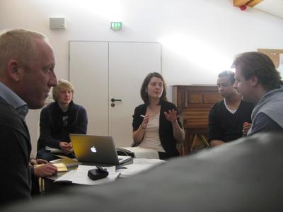 Fachgespräch in Görlitz: Schüler und Projektleiter mit GMD Mark Rohde (r.)(Foto: Münchner Schulstiftung – Ernst v. Borries )