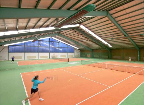 KUEBLER_Tennis_Gruenweiss_komprimiert.jpg