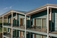 Angefangen hat es vor 40 Jahren mit Gemüse im Direktverkauf – heute übernachten die Gäste der Familie Bohrer in einem schicken Hotel-Neubau in Holzbauweise und schauen von ihrem Balkon aus direkt auf die Gemüsefelder. Foto: Markus Edgar Ruf