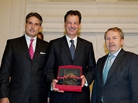 Verleihung des GlobalConnect Awards 2010 im Neuen Schloss in Stuttgart am 26. Oktober 2010: (von links) Michael Marbler, Partner bei Ernest & Young, Preisträger in der Kategorie 