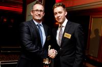 Hr. Fyall von Oliver Kinross gratuliert Hr. Einacker von Dr. Neuhaus zu den zwei Awards