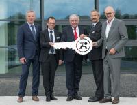 Markus Spanner (2nd from the left), Dr. Karl Spanner (middle), and Dr. Peter Schittenhelm (2nd from the right) during the symbolic hand-over of the keys to the new Technology Center by Rudolf Harsch (left) and Ulrich Maiterth (right) from Harsch Fertigbau. (Image: PI)