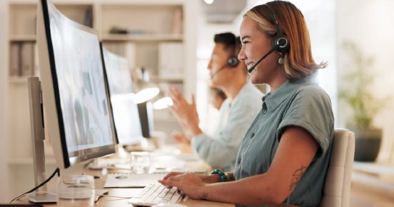 frau-telefoniert-headset-scaled-e1781690315308-1024x540.jpeg