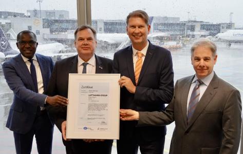 Übergabe ISO 27001-Zertifikat an Lufthansa