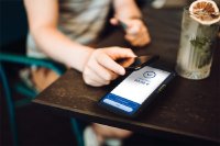 epay ermöglicht ab sofort mit seiner neuen SoftPOS-Lösung die Akzeptanz kontaktloser Zahlungen mit Bankkarten (Girocard, Debit- und Kreditkarten ) sowie mobile Zahlungen (Apple Pay, Google Pay) auf Androidgeräten – egal ob Smartphone, Tablet oder anderes Handheld-Gerät. Die Anwendung ist flexibel und funktioniert als Stand-alone-Lösung ohne zusätzliche Hardware oder als Ergänzung zu einem bestehenden Kassensystem.