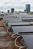Auf dem Dach des Berliner Bürogebäudes Dockyard wurden rund 1.300 Quadratmeter SOLINK-Kollektorfläche mit dem ZinCo-Systemaufbau „SolarVert“ montiert. Die Anlage ist derzeit die größte PVT-Anlage Deutschlands.