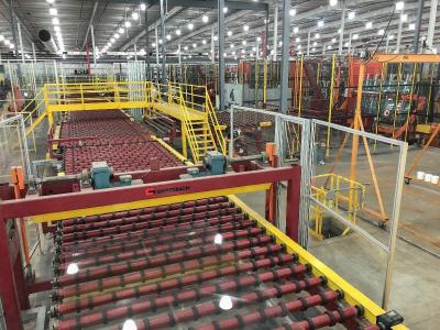 Insgesamt besteht die Anlage in Mooresville aus einer Hauptlinie, drei automatischen Seitenlinien und sieben manuellen Seitenlinien. Die drei automatischen Seitenlinien verfügen über insgesamt acht Stapelmöglichkeiten - über Direktstapler, Schwingenstapler und Roboter wird das geschnittene Flachglas auf Gestelle abgestapelt. Quelle: Cardinal FG