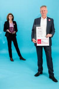 Die Teamleiter Employer Branding bei TSUBAKI KABELSCHLEPP, Nadja Hinsken und Frank Springer, freuen sich über den südwestfälischen Arbeitgebermarketing-Preis.