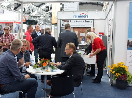 1321 - 2 Messestand 2.jpg