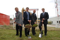 vlnr. Jürgen Tlatlik (Leiter Gebäudemanagement), Ralf Hoppe (Geschäftsführer), Dr. Joachim Belz (Vorstandssprecher), Werner Dilly (Finanzvorstand)