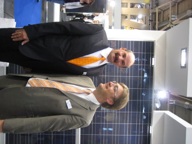 v.l. CTO Matthias Klopstein undBernd Sauter, CEO AZUR Solar GmbH vor der Produktinnovation .jpg