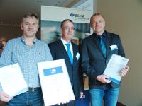 Andree Oncken (l., W. von Ameln Eisenbau GmbH & Co) und René Friedrich (r., Stacon GmbH & Co. KG) erhalten Auszeichnungen von BGHM-Experte Ingo Fischer (Mitte). (Quelle: BGHM) Andree Oncken (l., W. von Ameln Eisenbau GmbH & Co) und René Friedrich (r., Stacon GmbH & Co. KG) erhalten Auszeichnungen von BGHM-Experte Ingo Fischer (Mitte). (Quelle: BGHM)