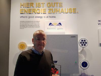 Gordon Clements, General Manager VARTA Storage, nahm den Preis im VARTA Storage Werk in Nördlingen entgegen / Bildquelle: VARTA Storage GmbH