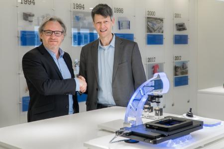 Stéphane Bussa, Vice President of Sales & Marketing, congratulates Dr. Thomas Bocher on his appointment as Head of Segment Marketing Microscopy & Life Sciences (Image: PI)