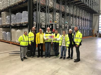 Ihre Spende in Höhe von 1.500 Euro haben die GREIWING-Mitarbeiter am Mittwoch dem Verein Gänseblümchen übergeben. (Foto: GREIWING)