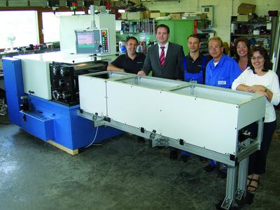 Die 500. Maschine mit dem Team von Rollwalztechnik um Geschäftsführer Arne Höltich (2. v. l.)