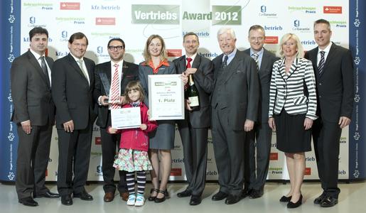 Die Gewinner des »kfz-betrieb«-Vertriebs-Award 2012 vom Autohaus Zentral freuen sich gemeinsam mit ZDK-Präsident Robert Rademacher und den Veranstaltern über die Auszeichnung