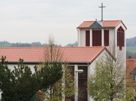 Kirchendach in Hessen mit leichten Stahldachpfannen.JPG