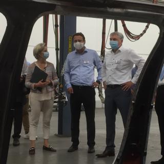 Beim Besuch der baden-württembergischen Wirtschaftministerin Dr. Nicole Hoffmeister-Kraut (links) erläutert Dr. Robert Hentschel, Senior Vice President Engineering Valmet Automotive Group, die Pläne des Unternehmens am Standort Helmstadt-Bargen, rechts Klaus Wetzstein (Director Prototyping/ Small series Valmet Automotive Engineering)