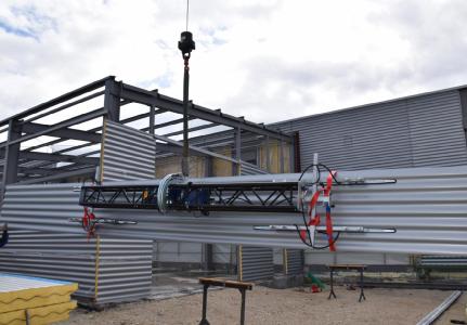 CLAD-BOY® 2.0 bei der horizontalen Verlegung von langen Wellblechen