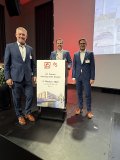 Xaver Haas, geschäftsführender Gesellschafter der Haas Group, Michael Ecker, Verkaufsleiter Deutschland und Produktmanagement Hausbau, und Gerhard Zollner, Leiter Bauabwicklung, beim 29. Forum Intelligentes Bauen im Rahmen der BDF Jahrestagung 2026 in Berlin.