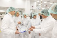  vlnr: Philipp Graffunder, Produktionsleiter ACTIVE, B. Braun-CEO Anna Maria Braun, Betriebsratsvorsitzende Alexandra Friedrich, Francesco Grioli von der IGBCE, Ministerpräsident Boris Rhein, Dr. Oliver Grönlund (SVP Infusion & Pain Therapy) 