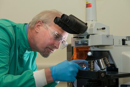 Professor Bill Keevil von der Universität Southampton erbringt den Nachweis: Kupferlegierungen wirken auch auf Influenza A-Viren antimikrobiell. (c) Deutsches Kupferinstitut Berufsverband