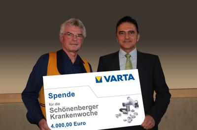 Vorstandsvorsitzender Herbert Schein mit Mitarbeiter Robert Sekler bei der Scheckübergabe