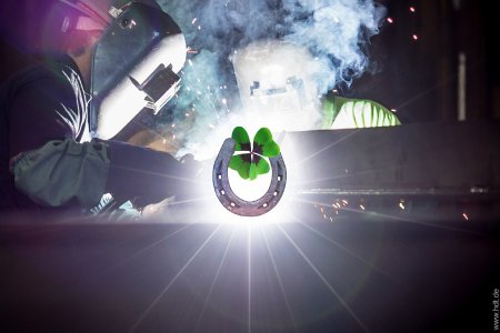 Als Querschnittstechnologie und eines der wichtigsten Verfahren innerhalb der Fügetechnik lässt die Schweißtechnik quasi nicht nur zusammenwachsen, was zusammengehört, sondern ermöglicht auch eine beträchtliche Wertschöpfung, schafft Wachstum und sichert Beschäftigung. Das passende Praxis-Know-how für die sichere und präzise Ausführung liefert seit vielen Jahren das HDT mit seinen bestens bewährten Weiterbildungsveranstaltungen.