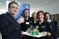 Regionspräsident Hauke Jagau, André Heckert vom Team Jugendarbeit der Region Hannover, C.Bau von der Suchtberatungsstelle Drobs, F. Eike vom Team Jugendarbeit der Region Hannover und S.Simon von der Suchtberatungsstelle PrPrisma (v.l)sind sich einig