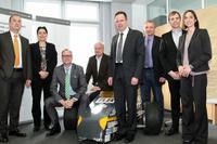 Im Austausch für eine engere Zusammenarbeit zwischen der Hochschule Pforzheim und den Unternehmen der Region Nordschwarzwald (v.l.n.r.): Prof. Dr. Mario Schmidt (Leiter des Instituts für Industial Ecology-INEC), Prof. Dr. Rebecca Bulander (stv. Leiterin des Instituts für Angewandte Forschung-IAF), Steffen Schoch (Geschäftsführer der Wirtschaftsförderung Nordschwarzwald), Prof. Dr. Wolfgang Böhm (Leiter des Schmucktechnologischen Instituts-STI), Prof. Dr. Ulrich Jautz (Rektor der Hochschule Pforzheim), Prof. Dr. Gerhard Frey (stv. Leiter des Instituts für Werkstoffe und Werkstofftechnologien-IWWT), Michael Gradwohl (Projektleiter Wissensregion der Wirtschaftsförderung Nordschwarzwald), Prof. Dr. Cathrin Eireiner (Projektleiterin des Instituts für Personalforschung). Bildquelle: Hochschule Pforzheim Im Austausch für eine engere Zusammenarbeit zwischen der Hochschule Pforzheim und den Unternehmen der Region Nordschwarzwald (v.l.n.r.): Prof. Dr. Mario Schmidt (Leiter des Instituts für Industial Ecology-INEC), Prof. Dr. Rebecca Bulander (stv. Leiterin des Instituts für Angewandte Forschung-IAF), Steffen Schoch (Geschäftsführer der Wirtschaftsförderung Nordschwarzwald), Prof. Dr. Wolfgang Böhm (Leiter des Schmucktechnologischen Instituts-STI), Prof. Dr. Ulrich Jautz (Rektor der Hochschule Pforzheim), Prof. Dr. Gerhard Frey (stv. Leiter des Instituts für Werkstoffe und Werkstofftechnologien-IWWT), Michael Gradwohl (Projektleiter Wissensregion der Wirtschaftsförderung Nordschwarzwald), Prof. Dr. Cathrin Eireiner (Projektleiterin des Instituts für Personalforschung). Bildquelle: Hochschule Pforzheim