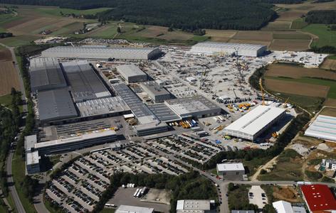 Liebherr-Werk in Ehingen: Von 820.000 m2 sind 184.000 überdachte Fabrikationsfläche. Hier fertigen 2.700 Mitarbeiter jährlich über 1.600 Fahrzeugkrane