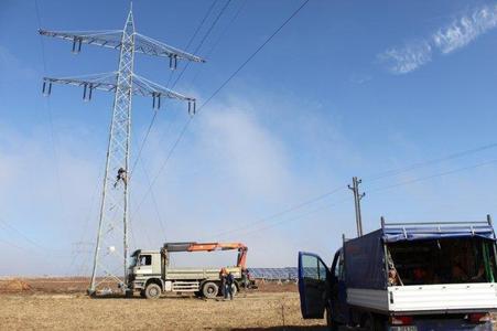 Hochspannung bei der Arbeit: Ein bestehender Tragmast der 110-kV-Leitung wird als Abspannmast mit Quertraverse umgebaut