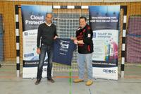 Mathias Horn (rechts), Director Operations & Projects bei apsec, und TVG-Handball-Abteilungsleiter Holger Zindt machen gemeinsame Sache für den sportlichen Erfolg.